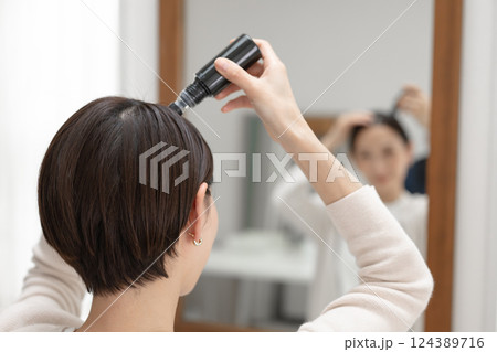 ヘアケアをする女性 124389716