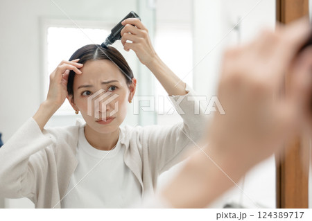 ヘアケアをする女性 124389717