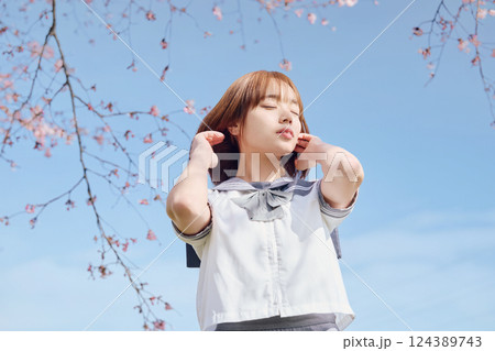青空と桜の下の女子高生 青空と桜の下の女子高生 124389743