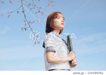 青空と桜の下の女子高生 124389762
