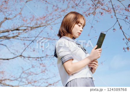青空と桜の下の女子高生 124389768