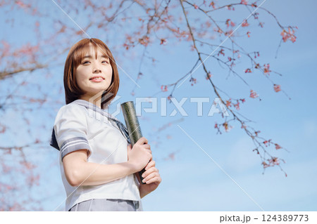 青空と桜の下の女子高生 124389773