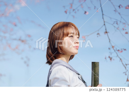 青空と桜の下の女子高生 124389775