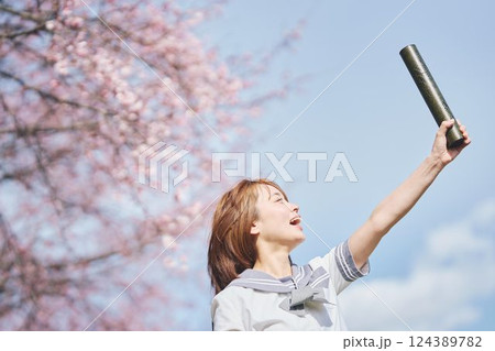 青空と桜の下の女子高生 青空と桜の下の女子高生 124389782