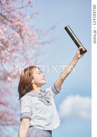 青空と桜の下の女子高生 124389786