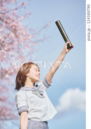 青空と桜の下の女子高生 青空と桜の下の女子高生 124389790