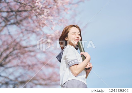 青空と桜の下の女子高生 青空と桜の下の女子高生 124389802