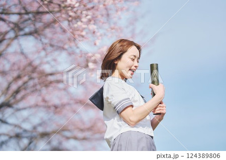 青空と桜の下の女子高生 124389806