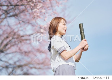 青空と桜の下の女子高生 124389811
