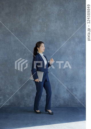 立っているスーツ姿の女性 立っているスーツ姿の女性 124389849
