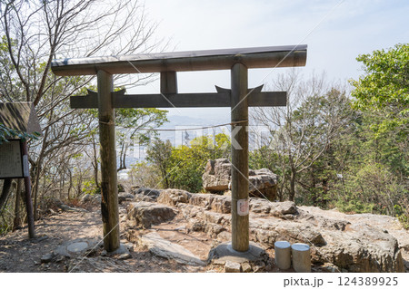 三上山（近江富士）の山頂 124389925