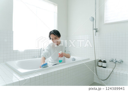 お風呂を掃除する男性 124389941