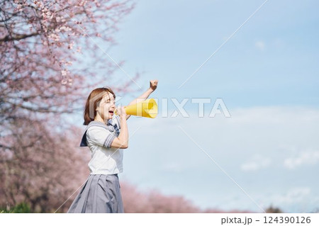 桜の下メガホンで応援する女子高生 桜の下メガホンで応援する女子高生 124390126
