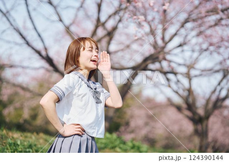 桜の下で応援する女子高生 桜の下で応援する女子高生 124390144