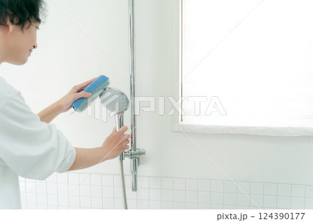 お風呂を掃除する男性 お風呂を掃除する男性 124390177