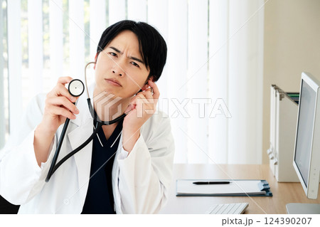 聴診器をあてる医師 124390207