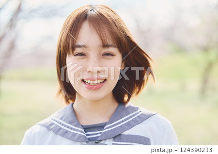 笑顔の女子高生 124390213