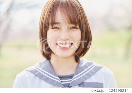 笑顔の女子高生 124390214