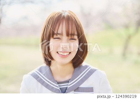 笑顔の女子高生 124390219