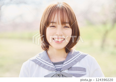 笑顔の女子高生 124390220