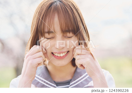 おどけた表情の女子高生 124390226