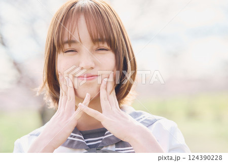 おどけた表情の女子高生 おどけた表情の女子高生 124390228