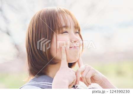 おどけた表情の女子高生 おどけた表情の女子高生 124390230