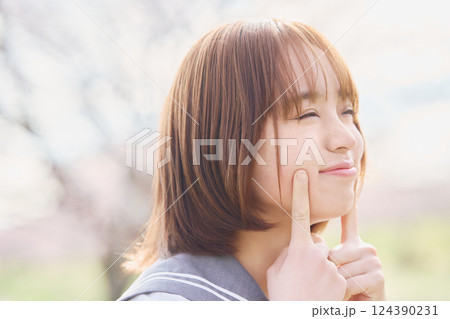 おどけた表情の女子高生 おどけた表情の女子高生 124390231