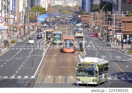 【広島】路面電車とバスと町並み 124390291