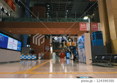 [関西国際空港]国際線の到着ロビー 124390380
