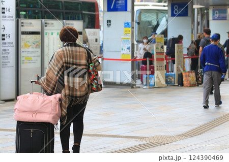 長距離バスの乗り場に向かう旅行客 124390469
