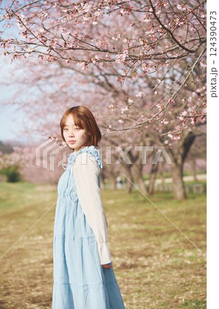 桜と若い女性 124390473