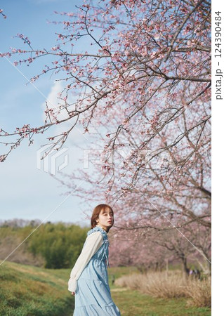 桜と若い女性 124390484
