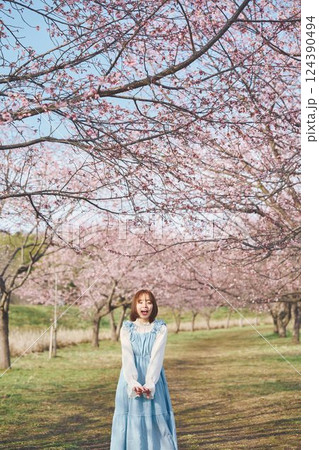 桜と若い女性 124390494