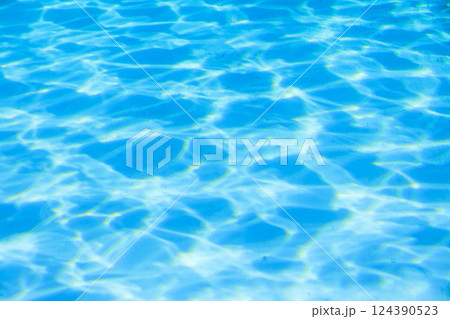 太陽光に反射した青い水中 太陽光に反射した青い水中 124390523