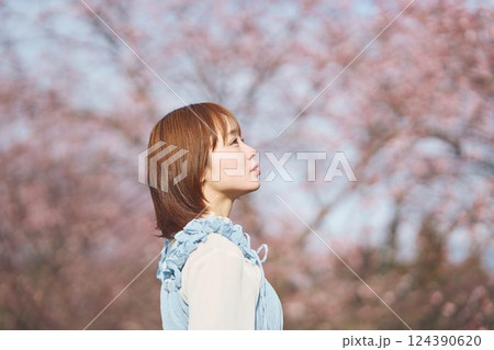 桜と若い女性 124390620