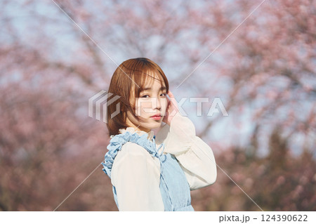 桜と若い女性 124390622