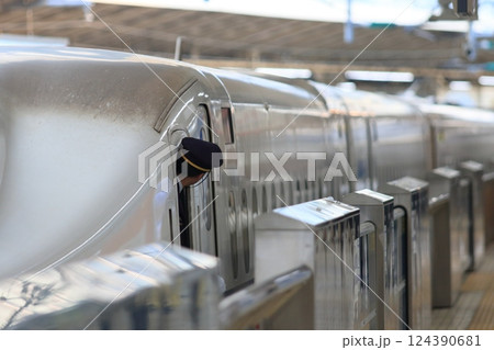 発車する新幹線の車掌　安全確認　東京駅　東海道山陽新幹線 124390681
