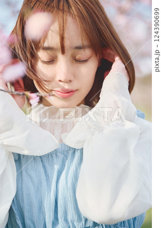 桜と若い女性 124390699