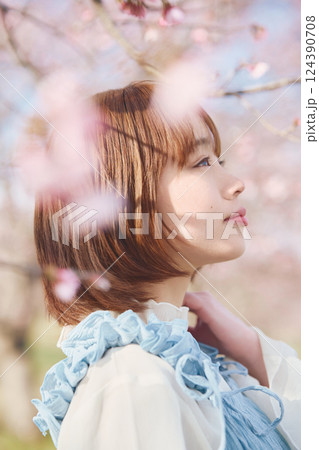 桜と若い女性 124390708