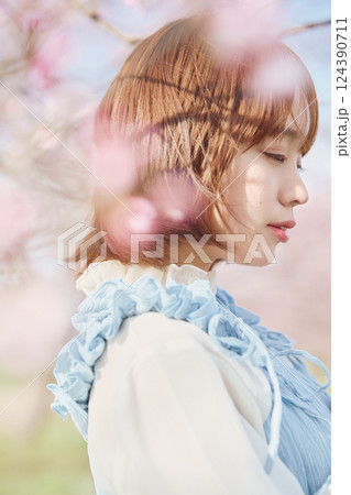 桜と若い女性 124390711