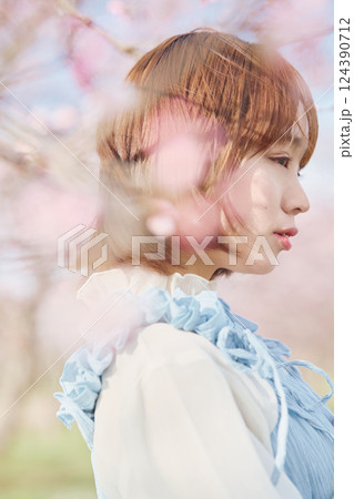 桜と若い女性 124390712