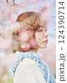 桜と若い女性 124390714