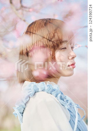 桜と若い女性 桜と若い女性 124390714