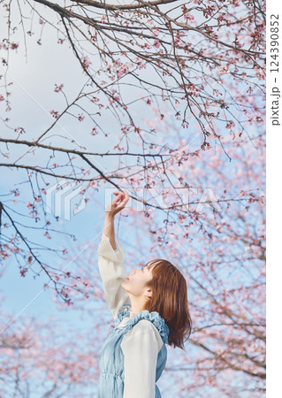桜を見上げる若い女性 桜を見上げる若い女性 124390852