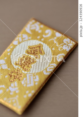 日本のお守り　金運アップのお守り 124390916