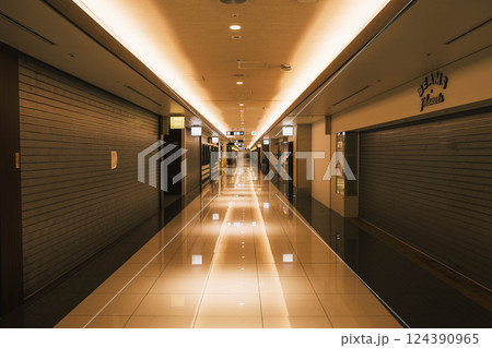 [関西国際空港]真っ直ぐ続く廊下 124390965