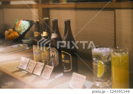 [関西国際空港]レストランの店先のショーウィンドウに置かれたビール 124391149