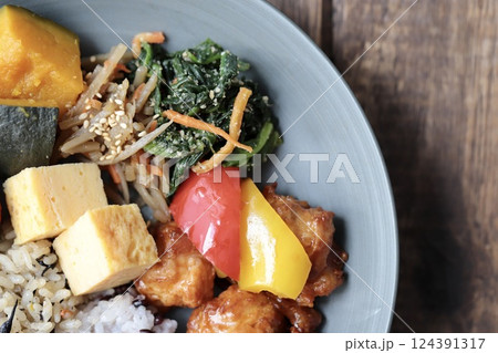 2種類ご飯のヘルシー和食のワンプレートご飯 124391317