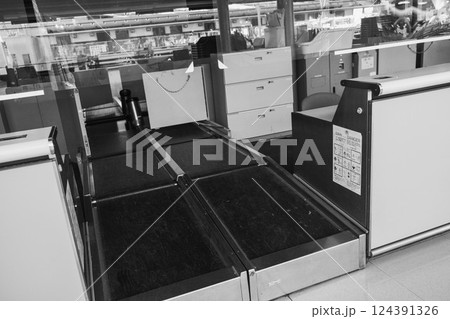 [関西国際空港]出発カウンター 124391326